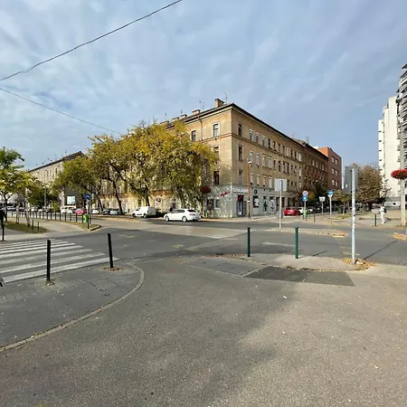 アパート Tarsashazi Lakas Budapesten Koezel Mindenhez *