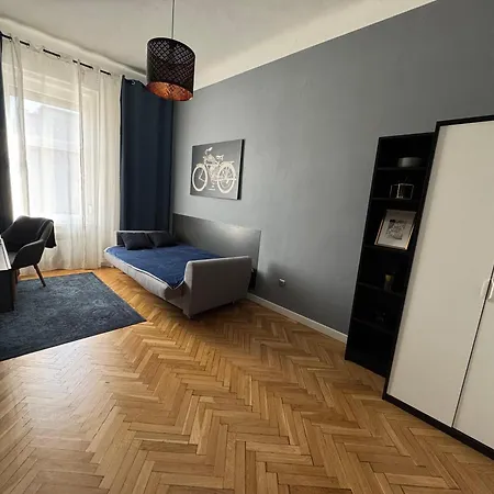 Tarsashazi Lakas Budapesten Koezel Mindenhez * ブダペスト